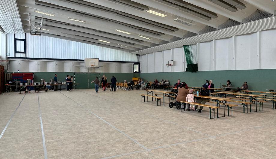 Mehrere Menschen halten sich im Katastrophenschutzleuchtturm 10 bei der Bombenentschärfung am 16. Juni 2026 auf.