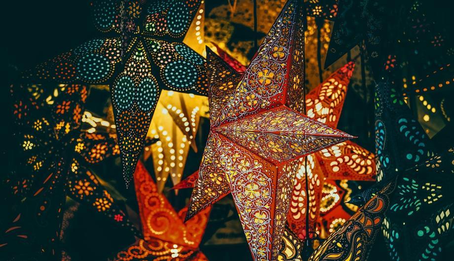 Bunte  beleuchtete Papierweihnachtssterne