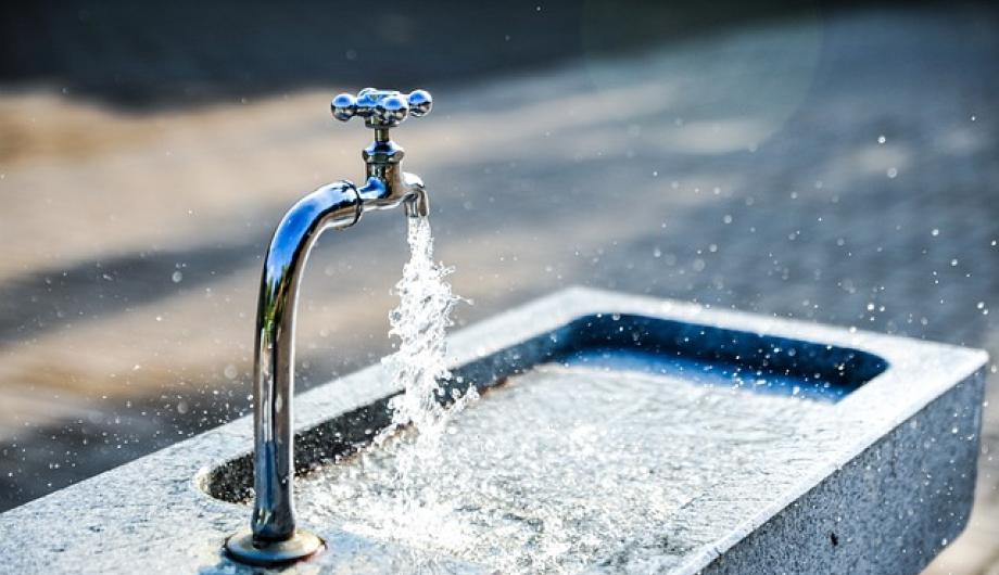 Laufender Wasserhahn