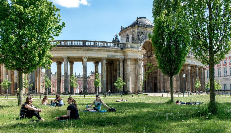 Studierende auf dem Uni-Campus am Neuen Palais, 2014 - Students on the Neues Palais campus, 2014 (© Universität Potsdam,