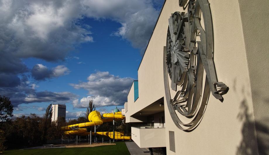 Das für die alte Schwimmhalle erschaffene Metallrelief „Badende“ des Potsdamer Künstlers Werner Nerlich ziert jetzt die Rückseite des „blu“, 2017 - The metal relief “Badende” created by the Potsdam artist Werner Nerlich for the old swimming pool now decorates the back of the “blu” building, 2017 (©