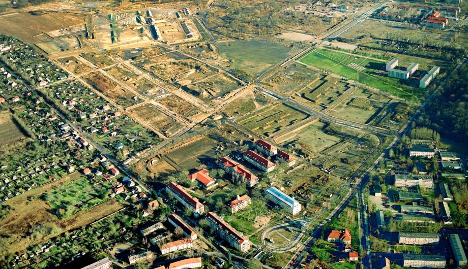 Blick über das Bornstedter Feld, im Vordergrund die Tram-Wendeschleife Kirschallee im Jahr 2000 … - View across Bornstedter Feld, in the foreground the reversing loop of Kirschallee in 2000 … (©