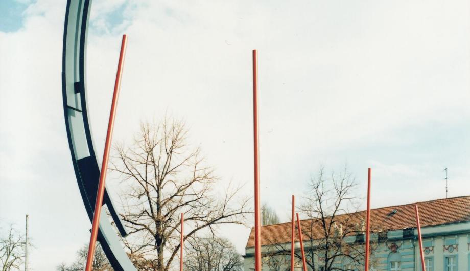 Die beiden Dialogskulpturen „Arc de Potsdam“ von Gregori Anatchkov und „Bewegung“ von Hartmut Renner an der Ecke Berliner Straße/Am Kanal, 1993 - The two sculptures “Arc de Potsdam” by Gregori Anatchkov and “Bewegung”