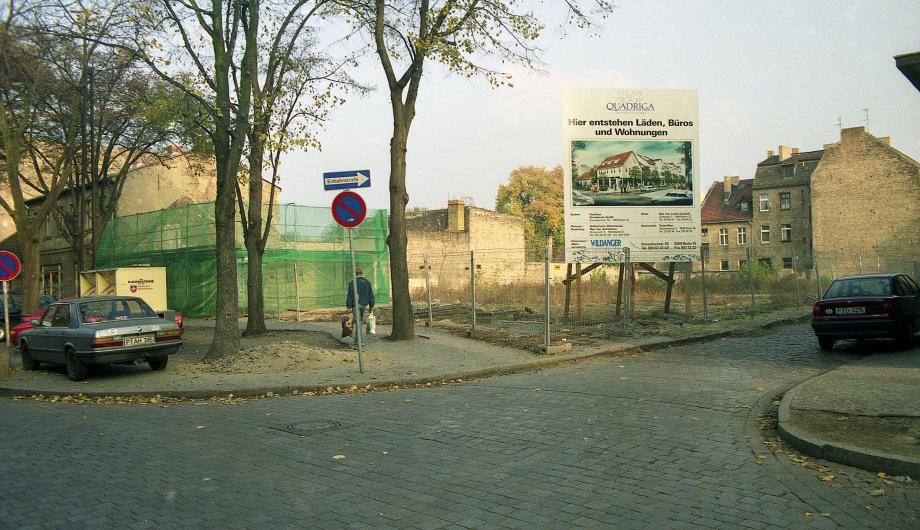 Das Areal der abgerissenen Bäckerei Heider in der Schornsteinfegergasse, 1993 - The site of the demolished bakery Heider in Schornsteinfegergasse, 1993 (©