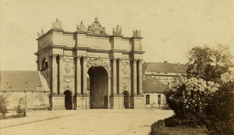 Hermann Selle, Feldseite des Brandenburger Tores (um 1865). Hermann Selle, Feldseite des Brandenburger Tores (um 1865).