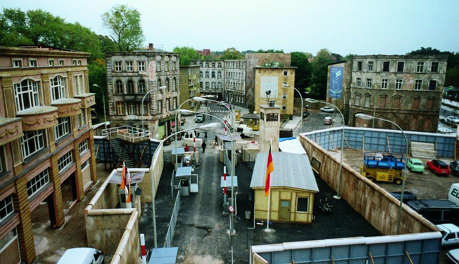 In der Babelsberger Filmkulisse „Berliner Straße“ wurde eine „falsche“ Berliner Mauer mitsamt Grenzübergang „Sonnenallee“ für den gleichnamigen Film gebaut, 1998 - A “fake” Berlin Wall including the checkpoint ”Sonnenallee” was built in the Babelsberg film backdrop “Berliner Strasse” for the film ”Sonnenallee”, 1998