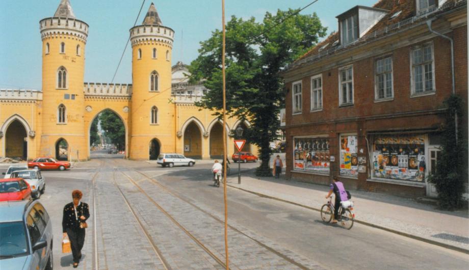 Das Nauener Tor mit dem geschlossenen Café Heider, 1992 - Nauen Gate with the closed Café Heider, 1992 (©