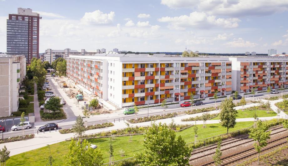 Blick auf das Hochhaus „Stern-Plaza“ nach der Sanierung, 2014 - High-rise “Stern-Plaza” after renovation, 2014 (©