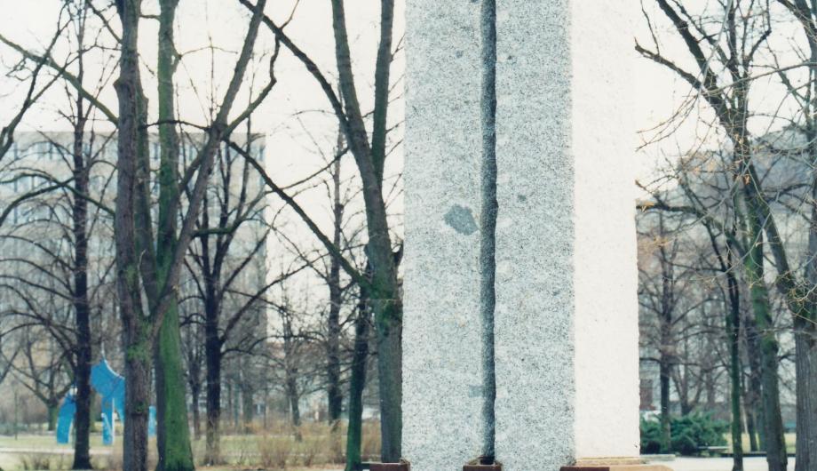 Auf dem Bassinplatz standen die Skulptur „ohne Titel“ von Hartmut Stielow und im Hintergrund in Stahlblau die Skulptur „Dialog M.Z.“ von Margot Zanstra. Beide stehen heute nicht mehr, 1993 - The sculpture “ohne Titel” by Hartmut Stielow and, in the background, the metal sculpture “Dialog M.Z” by Margot Zanstra stood on Bassinplatz, neither remain, 1993