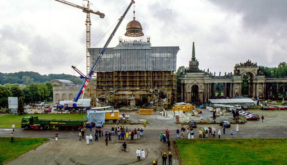 Aufsetzen der Kuppel auf das südliche Gebäude der Communs, 1996 - Mounting the dome on the southern wing of the Communs, 1996 (© Universität Potsdam,