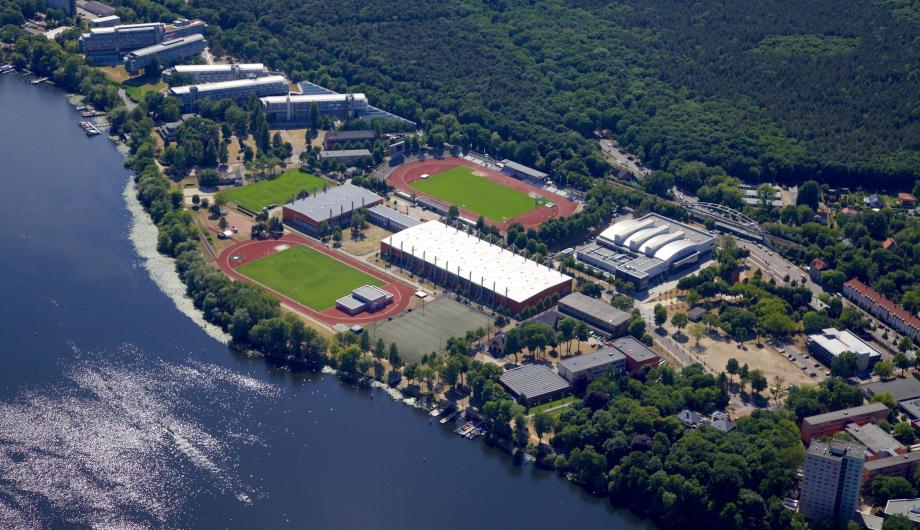 Das Luftschiffhafenareal. Im Vordergrund das Kanu-Zentrum, dahinter die Leichtathletik- und Schwimmhalle, die MBS-Arena und das Stadion. Im Hintergrund befinden sich die Gebäude des Kongresshotels Potsdam am Templiner See, 2015 - Luftschiffhafen, in the foreground: the canoeing centre, behind the athletics hall and swimming pool, MBS-Arena, and the stadium; in the background: the buildings of Kongresshotel Potsdam at lake Templiner See, 2015 (©