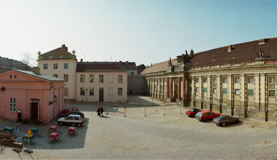 Blick über den Neuen Markt. Links das Gebäude der Waage, das bis in die 1970er Jahre als solche diente. Seit 1995 befindet sich darin ein Restaurant. Rechts die noch unsanierte frühklassizistische Fassade des Kutschstalls, 1999 - View across Neuer Markt; on the left: the building “Waage”, which served as a weighing house until the 1970s and has been a restaurant since 1995. On the right: the unrenovated early-classicist façade of Kutschstall, 1999 (© Landeshauptstadt Potsdam,