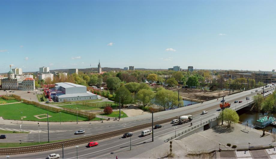 Panoramablick auf den Alten Markt: Von der Nikolaikirche über das provisorische Hans Otto Theater („Blechbüchse“) bis hin zum 1999 fertiggestellten Hauptbahnhof, 1999 - Panoramic view of Alter Markt: From St. Nicolas Church across the interim Hans Otto Theatre (“tin can”) to the main station finished in 1999, 1999 (© Landeshauptstadt Potsdam,