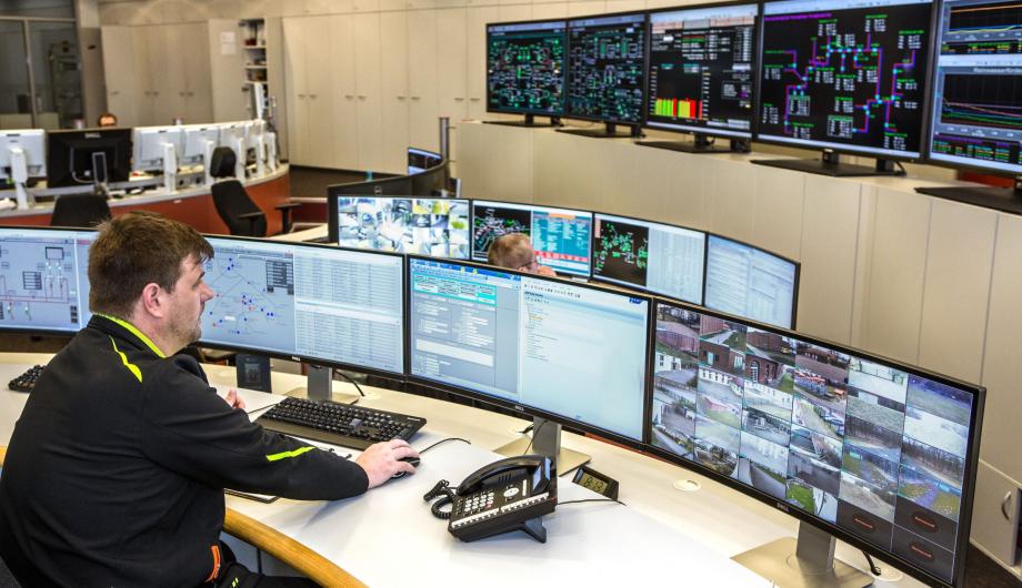 Blick in den Leitstand des Heizkraftwerks Potsdam-Süd. Hier wird die Verteilung von Strom, Erdgas, Fernwärme und Wasser zentral gesteuert, 2016 - View of the control room of the cogeneration plant Potsdam-Süd, where the distribution of electricity, gas, district heat, and water is centrally controlled, 2016 (© Stadtwerke Potsdam,