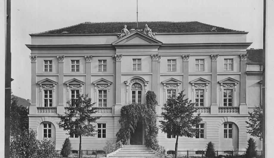 Ständehaus um 1912 (Urheber: Königlich-Preußische Meßbildanstalt Berlin / Lizenz: Potsdam Museum) Ständehaus um 1912 (Urheber: Königlich-Preußische Meßbildanstalt Berlin / Lizenz: Potsdam Museum)