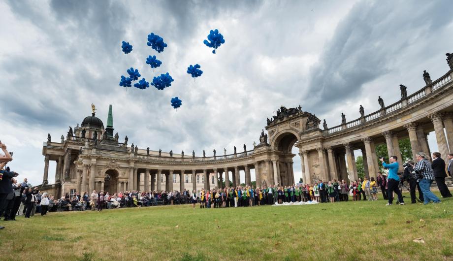 Verabschiedung der Universitätsabsolventen vor der Kolonnade, 2015 - Graduation ceremony in front of the colonnades, 2015(© Universität Potsdam,