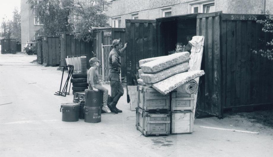 Die Transportcontainer vor den Wohngebäuden der russischen Soldaten gegenüber den Roten Kasernen, 1994 - Transport containers in front of the houses of Russian soldiers opposite the ‘Red Barracks’, 1994 (©