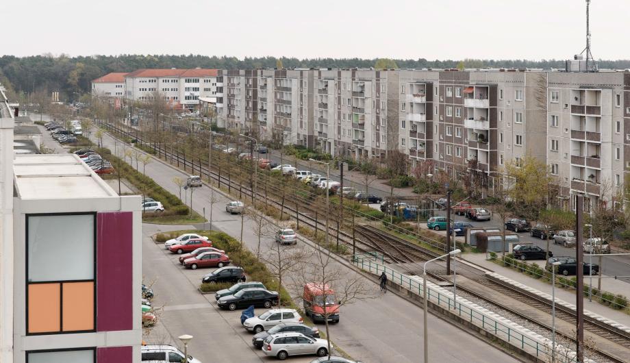 Blick von der Oskar-Meßter-Straße in die Konrad-Wolf-Allee vor der Sanierung, 2012 - View from Oskar-Meßter-Strasse onto Konrad-Wolf-Allee before renovation, 2012(© Landeshauptstadt Potsdam,