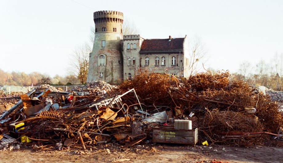 Metallschrott vor der Zichorienmühle, dem ältesten Bauwerk der Schiffbauergasse, 2001 - Metal scrap in front of the Zichorienmühle (Chicory Mill), the oldest building in Schiffbauergasse, 2001 (©