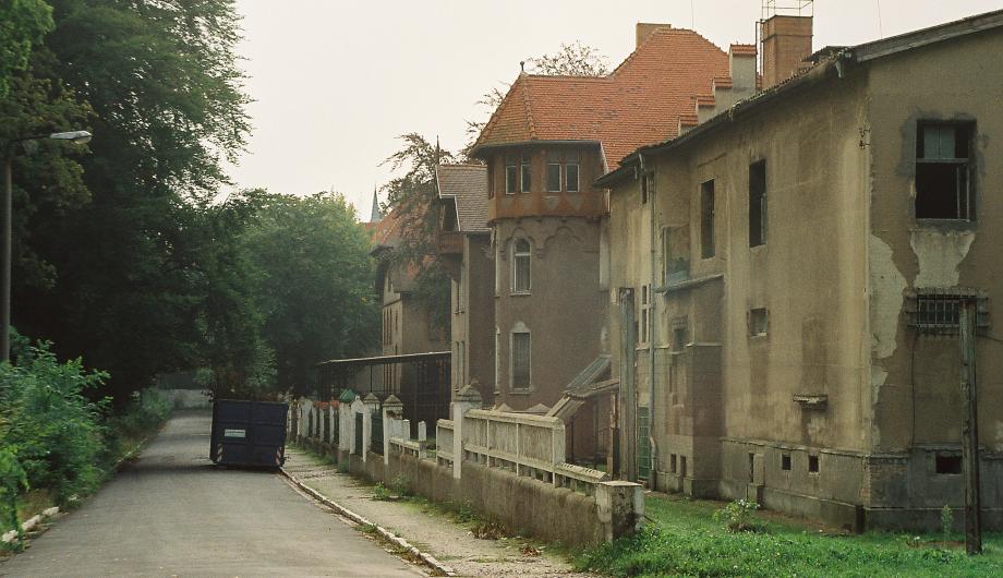 Blick in die Leistikowstraße, rechts das ehemalige KGB-Gefängnis, 1994 - View onto Leistikowstrasse, on the right the former KGB prison, 1994 (© Landeshauptstadt Potsdam,