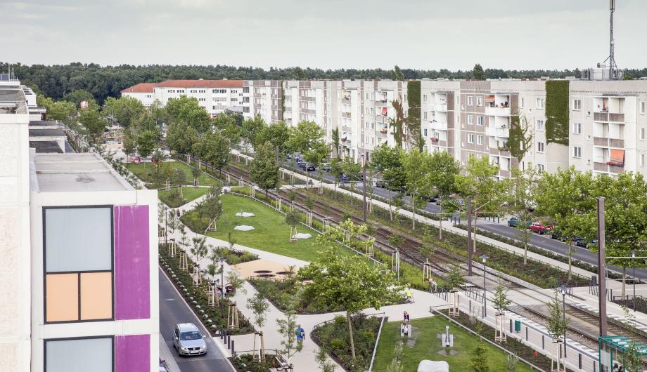 Blick von der Oskar-Meßter-Straße in die Konrad-Wolf-Allee nach der Sanierung, 2014 - View from Oskar-Meßter-Strasse onto Konrad-Wolf-Allee after renovation, 2014 (©