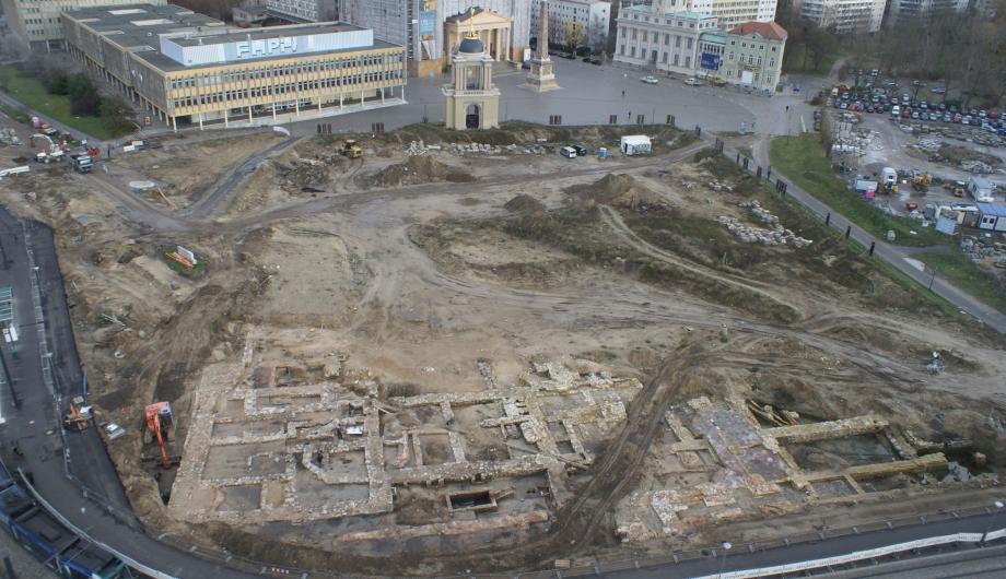 Die freigelegten Fundamente des alten Stadtschlosses, 2009 - Excavated foundations of the old City Palace, 2009 (© Archäologie Manufaktur GmbH,