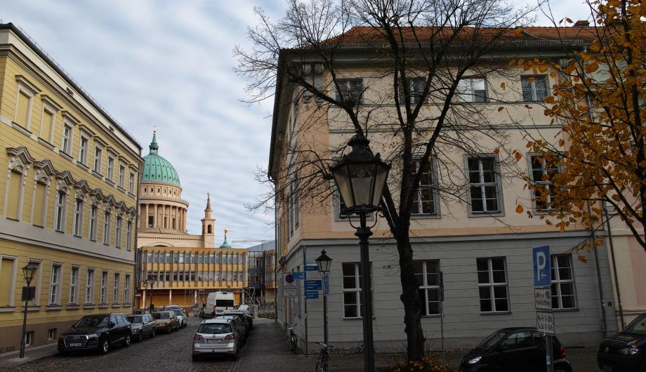 Das Eckhaus Am Neuen Markt 1 / Schwertfegerstraße nach der Restaurierung. Hier hat heute das Zentrum für Zeithistorische Forschung (ZZF) seinen Sitz, 2017 - The corner building Am Neuen Markt 1 / Schwertfegerstrasse after renovation; now the main building of the Centre for Contemporary History (ZZF), 2017 (©