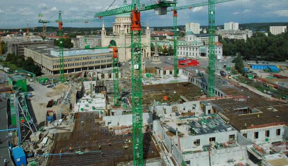 Baustelle Landtag Brandenburg, im Hintergrund das weitgehend entkernte heutige Bildungsforum Potsdam und die Baustelle des Potsdam Museums – Forum für Kunst und Geschichte im Alten Rathaus, 2011 - Construction site of the Brandenburg Landtag parliament building, in the background: the almost gutted building of today’s Education Forum Potsdam and the construction site of the Potsdam Museum – Forum for Art and History in the Old Town Hall, 2011 (© Landeshauptstadt Potsdam,