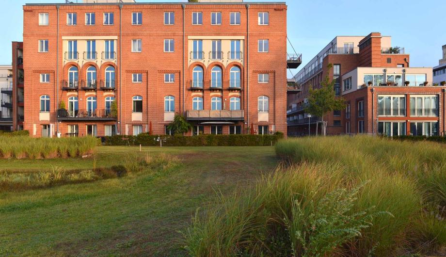 Unweit des Bahnhofs Charlottenburg sind auf dem Areal des ehemaligen Kohleheizkraftwerks Nord mehr als 100 neue Wohnungen entstanden, 2017 - Over 100 new flats were built near Charlottenhof on the site of the former coal-fired power plant Nord, 2017 (©