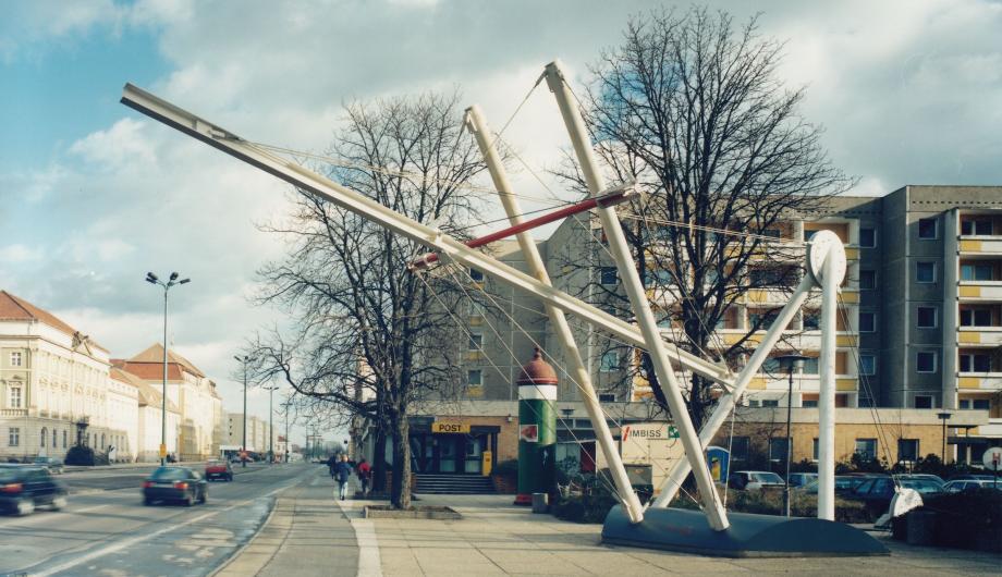 „Dialogue Constructiviste“ von Garry Faïf, das nicht mehr vorhandene Gegenüber zur Granit-Edelstahl-Skulptur „Dialog 1992/1993“ von Udo G. Cordes auf der anderen Seite der Breiten Straße, 1993 - “Dialogue Constructiviste” by Garry Faïf, the non-longer standing counterpart of the granite-stainless steel sculpture “Dialog 1992/1993” by Udo G. Cordes on the other side of Breite Strasse, 1993 (©