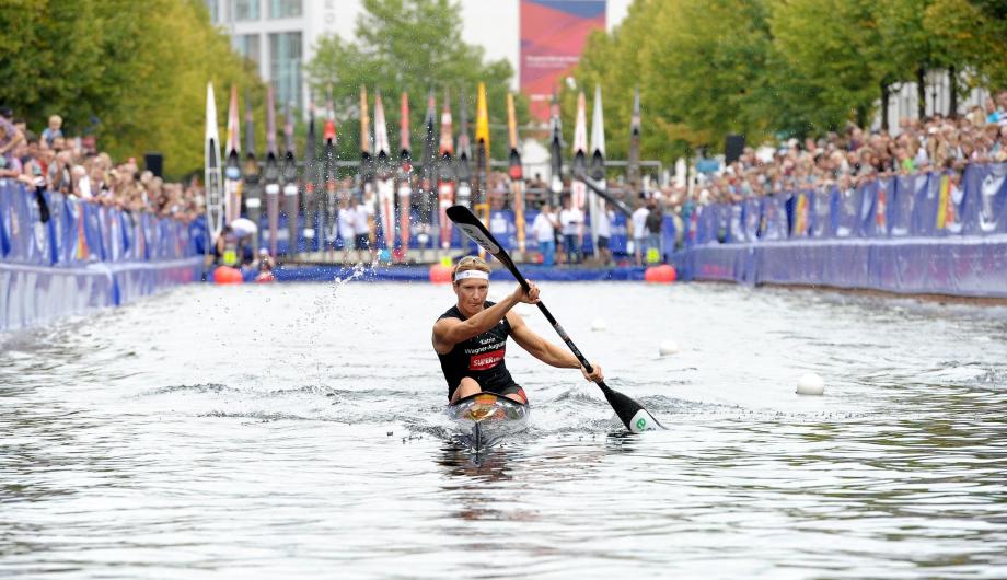 Auch Katrin Wagner-Augustin kämpft beim traditionellen Potsdamer Kanalsprint auf dem zur BUGA 2001 fertiggestellten Teilstück des Stadtkanals um den Sieg, 2013 - Katrin Wagner-Augustin also successfully competed in the traditional Potsdam canoe sprint on the city canal that was completed for the BUGA in 2001, 2013 (© MAZ,