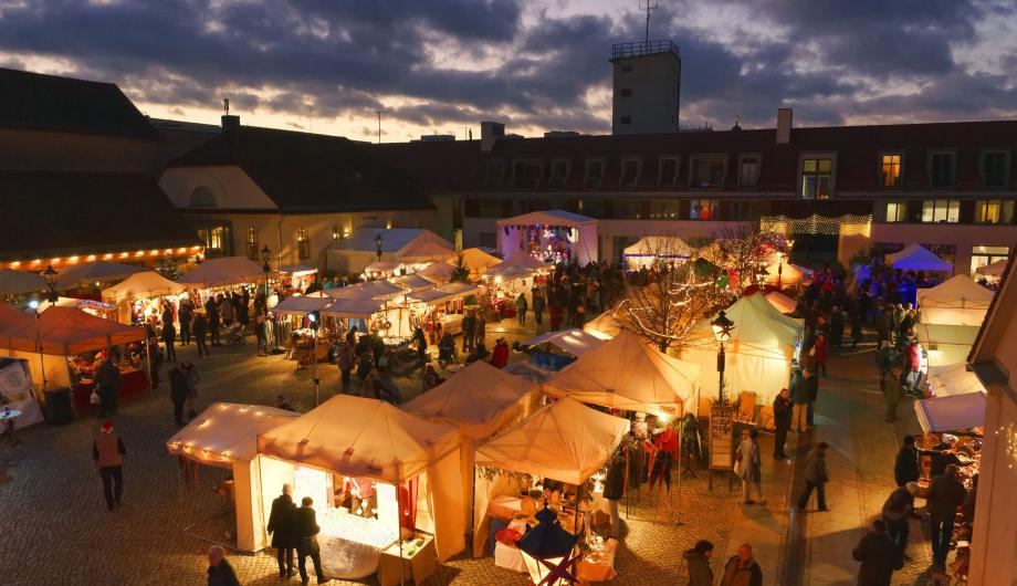 Veranstaltungen wie der Polnische Weihnachtsmarkt im Kutschstallhof locken zahlreiche Gäste zum Neuen Markt, 2015 - Events like the Polish Christmas market in Kutschstallhof at Neuer Markt attract many visitors, 2015 (© Landeshauptstadt Potsdam,