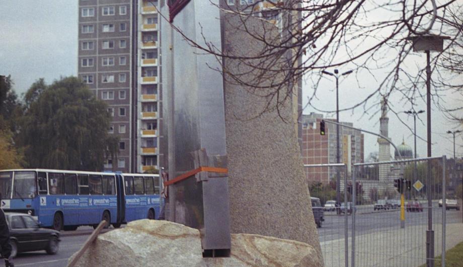 Aufbau der Granit-Edelstahl-Skulptur „Dialog 1992/1993“ durch den Künstler Udo G. Cordes, 1993 - Artist Udo G. Cordes sets up his granite-stainless steel sculpture “Dialog 1992/1993”, 1993 (©
