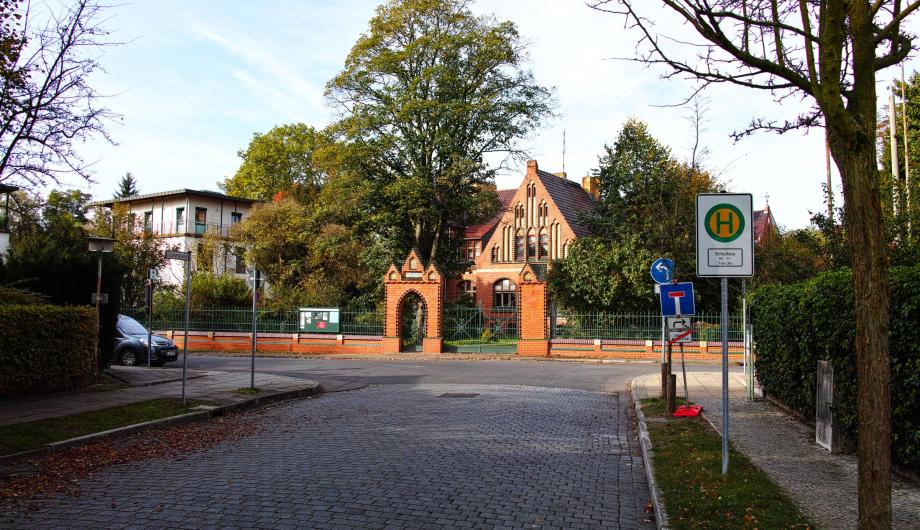 Das Portal zum Gelände der evangelischen Pfingstgemeinde, 2017 - Gate to the premises of the Protestant Pfingstgemeinde (Pentecostal Community), 2017 (©