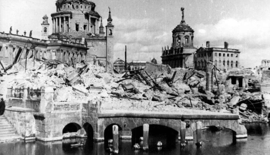 Zerstörtes Palast-Hotel, Stadtschloss, Nikolaikirche und Altes Rathaus