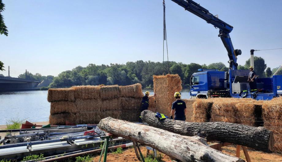 Die Strohballen kommen zum Einsatz. Foto Juliane Güldner Die Strohballen kommen zum Einsatz