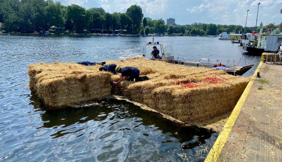 Das Floß für die kontrollierte Sprengung wird auf dem Wasser zusammengebaut. Foto THW Das Floß für die kontrollierte Sprengung wird auf dem Wasser zusammengebaut