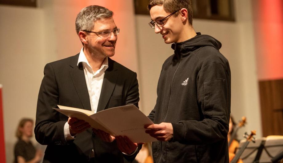 Oberbürgermeister Mike Schubert übergibt den Sonderpreis an Stephan Gottschall beim Landeswettbewerb "Jugend musiziert" 2023.