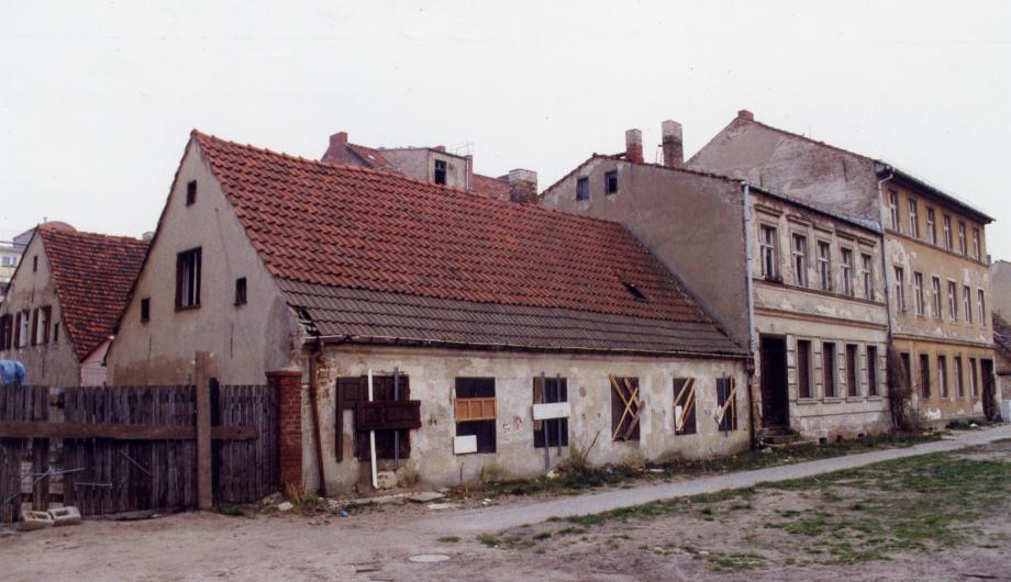 Eine Häuserzeile in Alt Nowawes vor der Sanierung …, um 1991 - A row of houses in Alt Nowawes before renovation …, about 1991