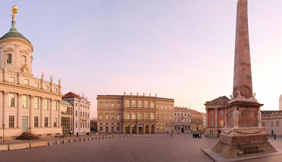 Das Foto zeigt den Alten Markt mit Potsdam Mueum, Museum Barberini und der angrenzenden Häuserzeile sowie dem Landtag und dem Obelisk.