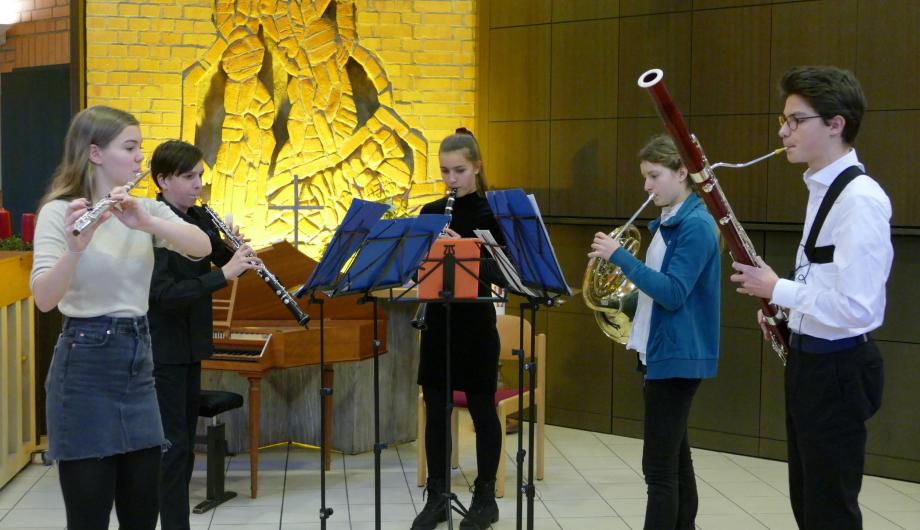 Ein Bläserquintett musiziert in der Potsdamer Sternkirche