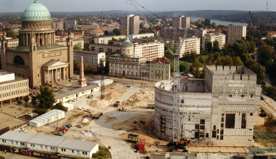 Der Theaterrohbau kurz vor dem Abriss, 1991 - Shell of unfinished theatre building shortly before demolition, 1991 (© Landeshauptstadt Potsdam,