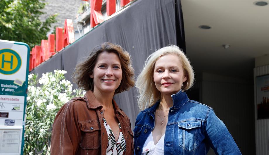 Filmdreh und Filmgenuss in einem: Schauspielerinnen Valerie Niehaus und Susanna Simon bei Dreharbeiten 2022 im Babelsberger Thalia-Kino. 