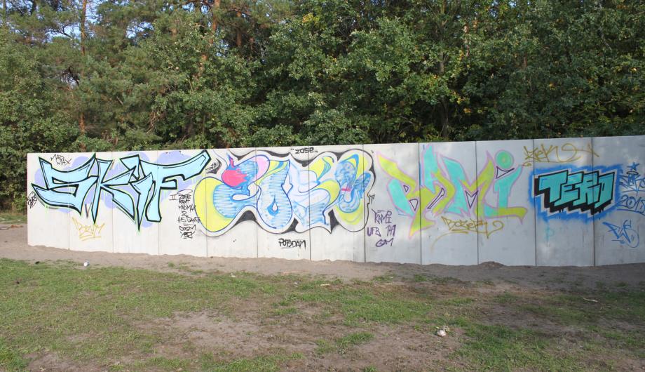 Graffiti-Fläche in Drewitz: Spielplatz an der Autobahn