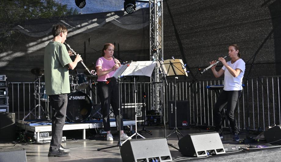 Ein Trio mit Oboen performed energetisch auf einer Open Air Bühne