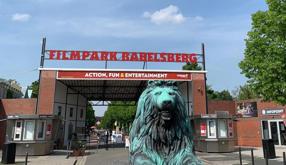 Eine Löwenstatue aus dem Film IN 80 TAGEN UM DIE WELT (2004) vor dem Haupteingang des Themenparks „Filmpark Babelsberg“.