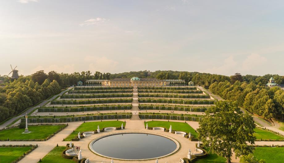 Die Luftaufnahme zeigt im Vordergrund das Bassin der Großen Fontaine vor den Weinbergterrassen mit dem Schloss Sanssouci.