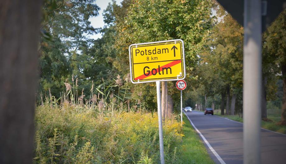 Ortsausgangs- und Ortseingangsschild von Golm vor der Eingemeindung, 2017 - Town sign of Golm before incorporation, 2017 (©