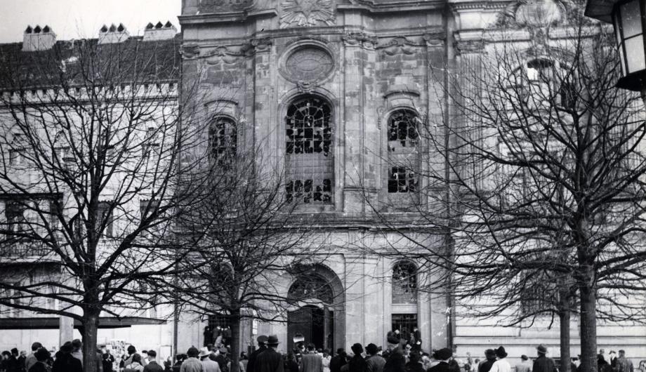Potsdamer vor der geschändeten Synagoge am 10. November 1938