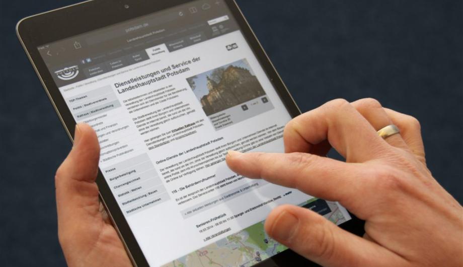 Webseite www.potsdam.de Das Bild zeigt ein Tablet mit der Webseite www.potsdam.de